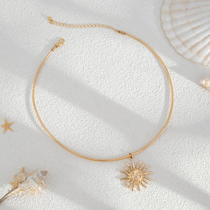 Collar con colgante de aleación de sol simple a la moda para mujer para un uso elegante