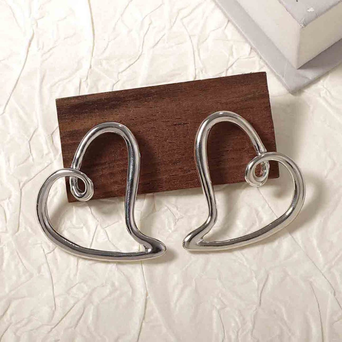 Women Fashion Hollow-Out Alloy Love Earrings - Creative Heart Style