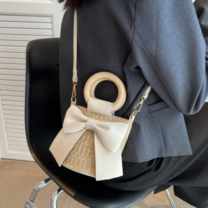 Bolso tipo cubo de paja tejida con lazo de estilo bohemio
