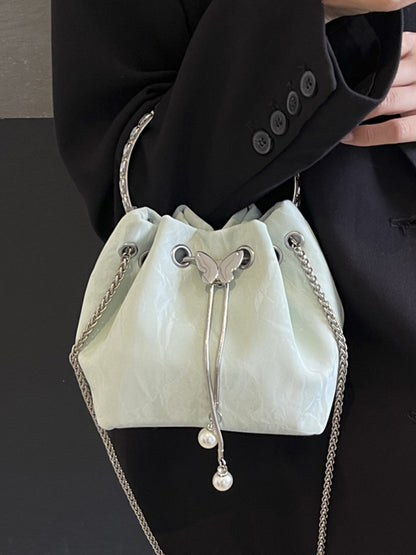 Bolso de mano elegante con cadena de mariposa plisada de color sólido para mujer