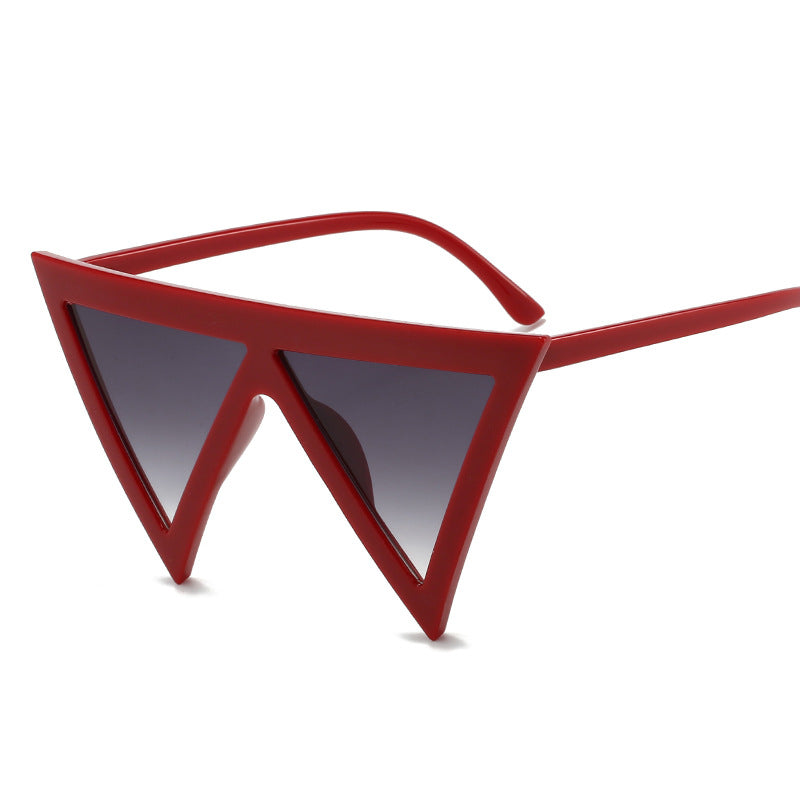 Gafas de sol con montura grande y triángulos exagerados con personalidad