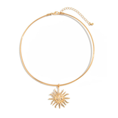 Collar con colgante de aleación de sol simple a la moda para mujer para un uso elegante