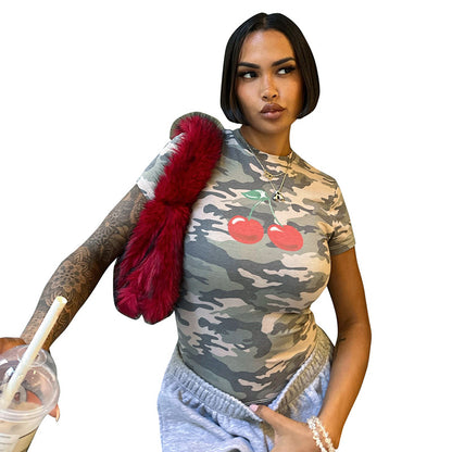 Camiseta de manga corta de algodón con estampado de cerezas y camuflaje para mujer
