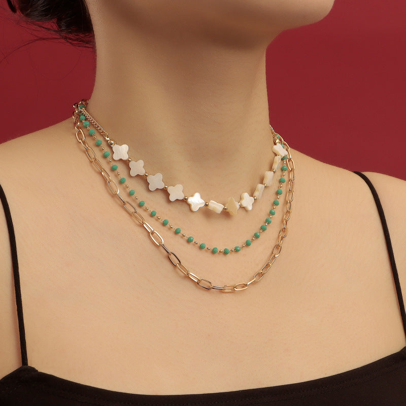 Collar bohemio de minicuentas acrílicas con trébol de cuatro hojas