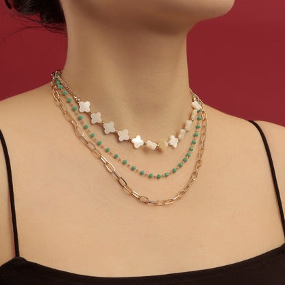 Collar bohemio de minicuentas acrílicas con trébol de cuatro hojas