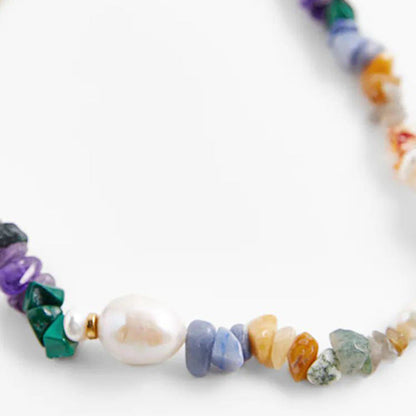 Collar bohemio de piedras multicolores tejidas a mano
