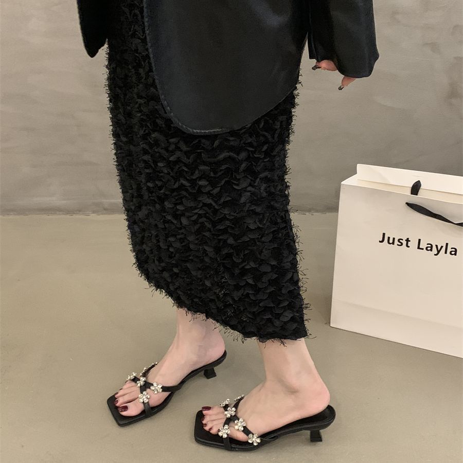 Sandales élégantes à talons mi-hauts et bout carré en strass