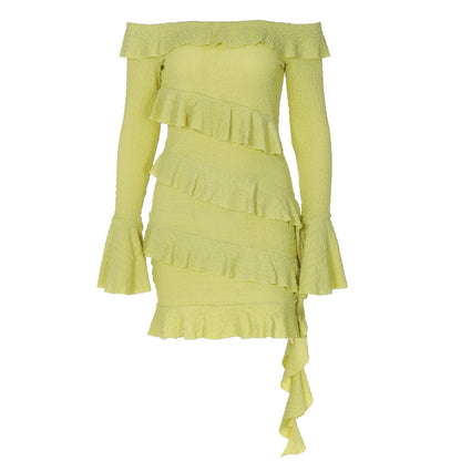 Vestido de mujer con hombros descubiertos, volantes y mangas acampanadas con cintas en color liso