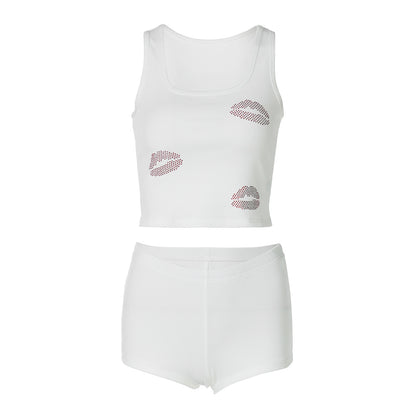 Conjunto de dos piezas de camiseta sin mangas y pantalones cortos ajustados con estampado de labios y diamantes de imitación de color liso para mujer