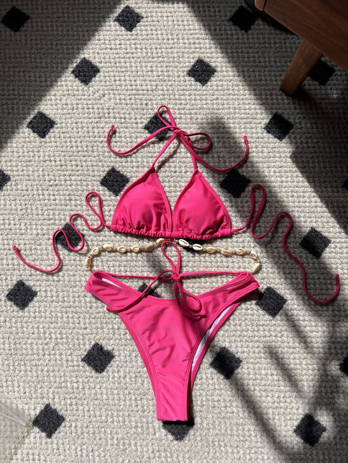 Traje de baño de bikini con cuello halter y cadena de conchas de color sólido sexy a la moda para mujer