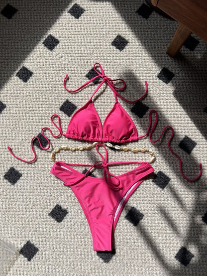 Traje de baño de bikini con cuello halter y cadena de conchas de color sólido sexy a la moda para mujer