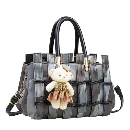 Bolso de mano retro tejido en contraste de color con colgante de oso para mujer