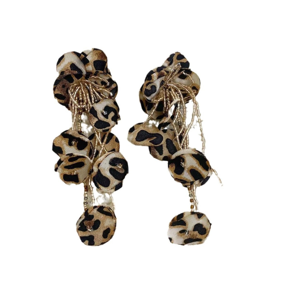 Pendientes largos con borlas florales y estampados de leopardo exagerados