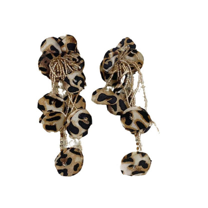 Pendientes largos con borlas florales y estampados de leopardo exagerados