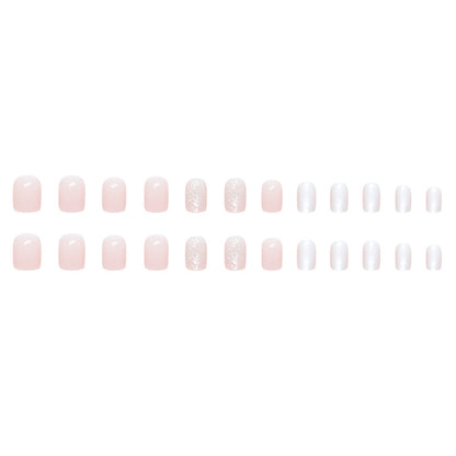 Nail Art nacré pailleté rose court et tendre pour fille