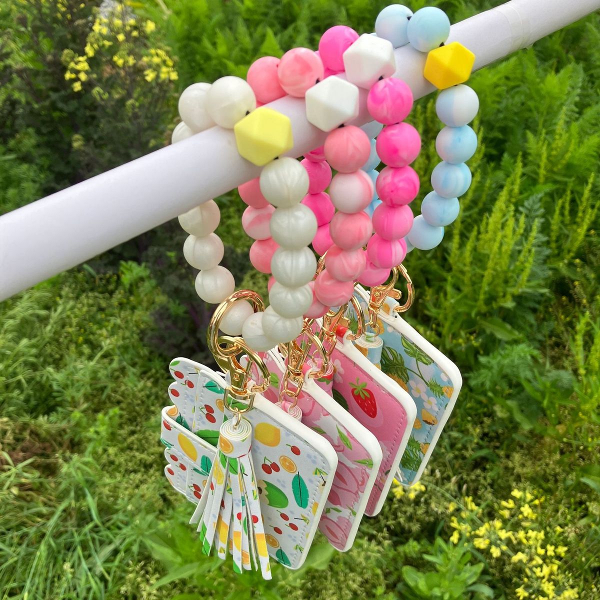 Cartera con pulsera y borlas de silicona estampadas a la moda