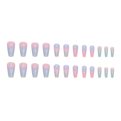 Uñas postizas con purpurina y diseño de macarrón con degradado de color para chica dulce y deslumbrante.