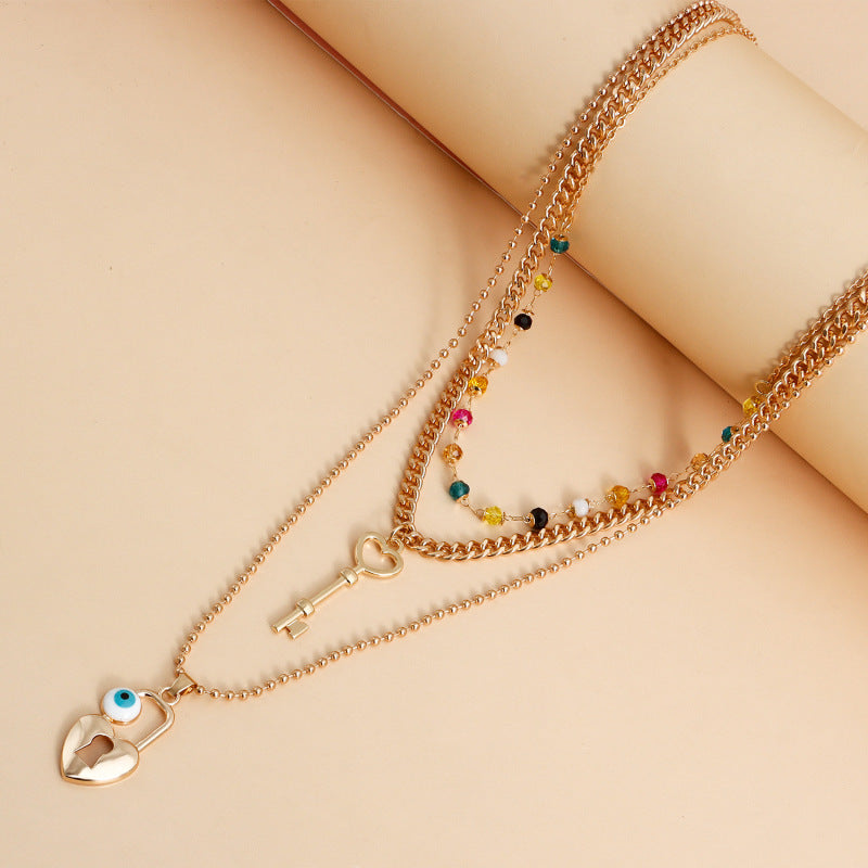 Collar con llave de corazón y cuentas multicolores bohemias