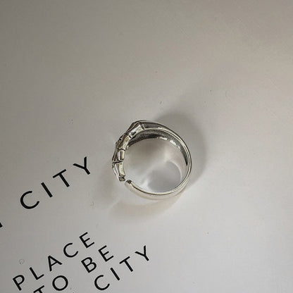 Anillo ajustable de latón plateado con diseño de esqueleto punk de Halloween.