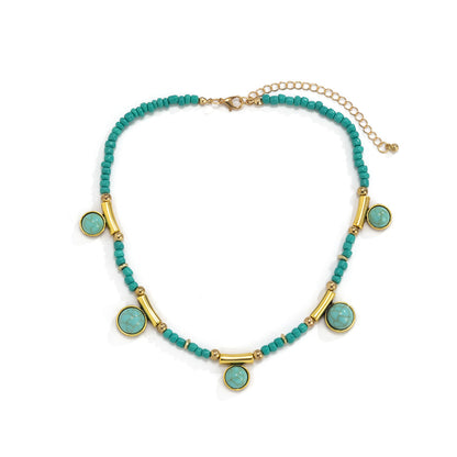 Collar bohemio con borlas de turquesa y cuentas doradas