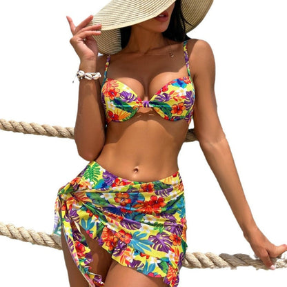Conjunto de bikini con estampado floral y falda para cubrirse