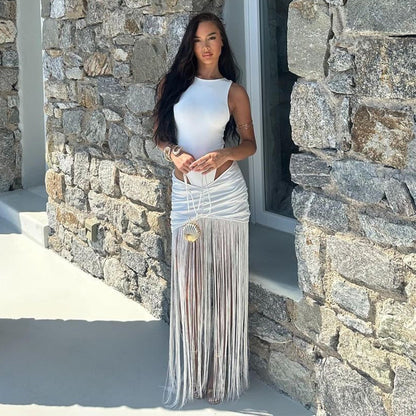 Conjunto de dos piezas de body sin mangas de color liso y falda con borlas para mujer