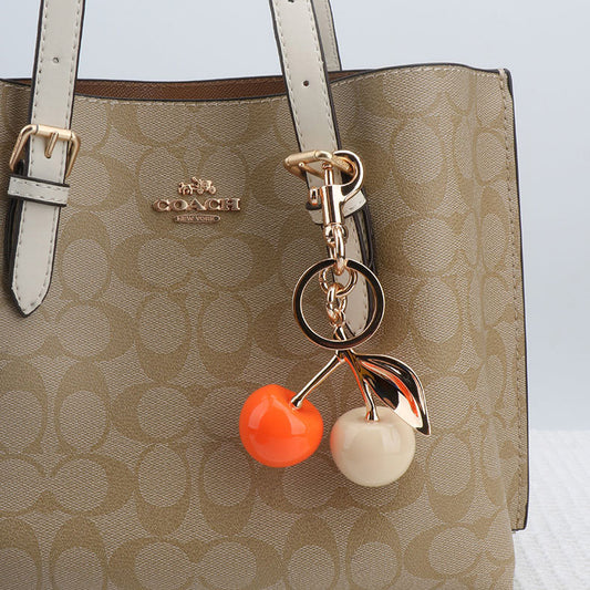 Llavero con colgante de resina con forma de cereza para bolso de mujer