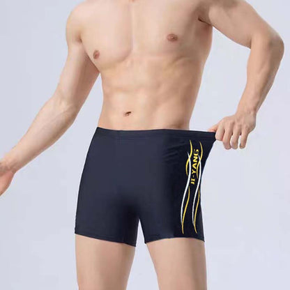 Traje de baño de ángulo plano con estampado de letras y colores a juego para hombre