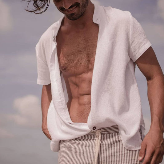 Camisa de manga corta de color liso estilo vacacional para hombre