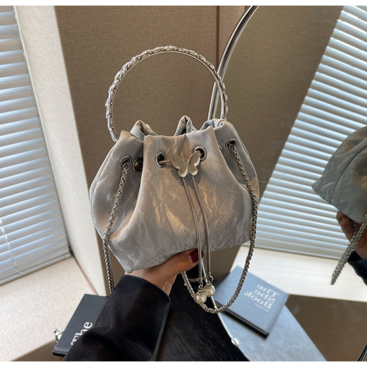 Bolso de mano elegante con cadena de mariposa plisada de color sólido para mujer