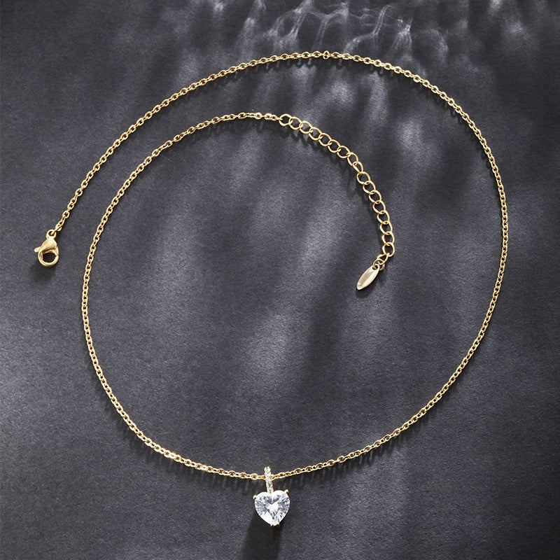 Collar con colgante de amor de circonitas microincrustadas de aleación simple para mujer