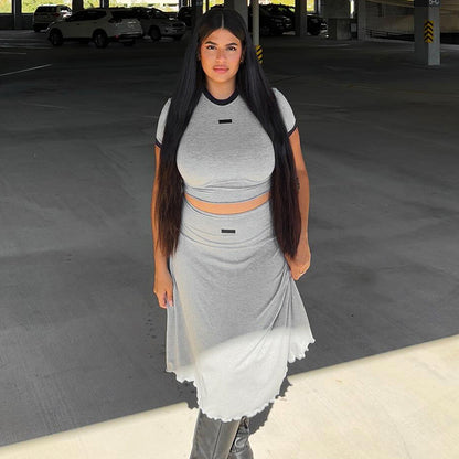 Conjunto de camiseta informal de manga corta con rizos en contraste de color y falda plisada de cintura alta para mujer