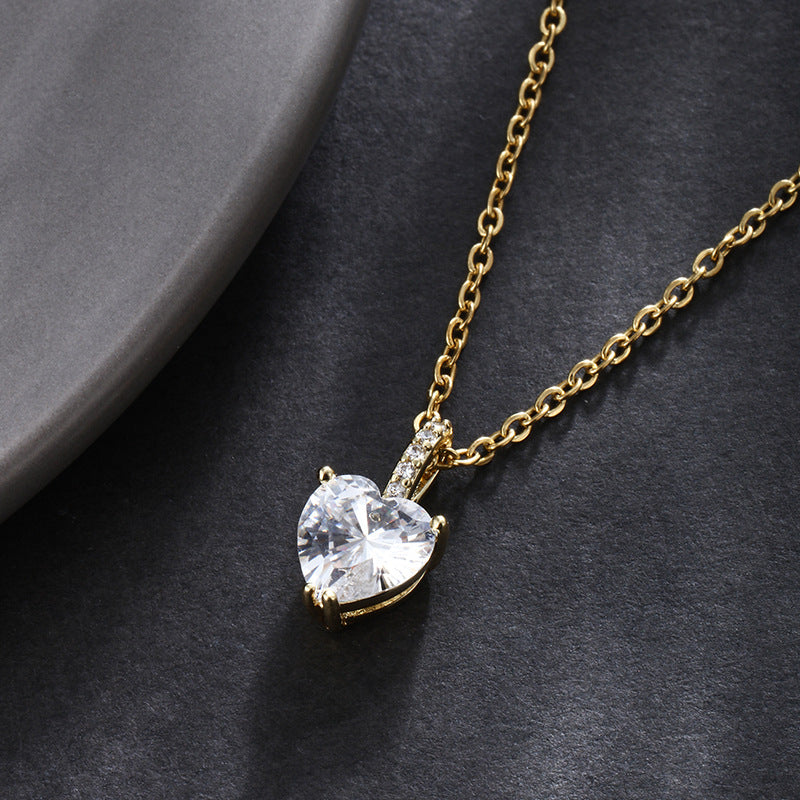 Collar con colgante de amor de circonitas microincrustadas de aleación simple para mujer