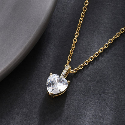 Collar con colgante de amor de circonitas microincrustadas de aleación simple para mujer