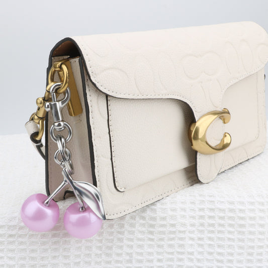 Llavero con colgante de bolso de cereza a la moda para mujer, de resina y aleación de zinc